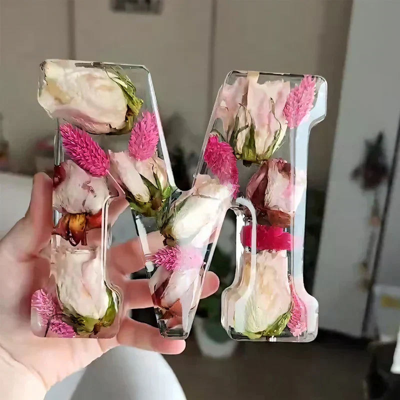 Lâmpada de harpa com flores secas e letra personalizada | Luz noturna LED decorativa
