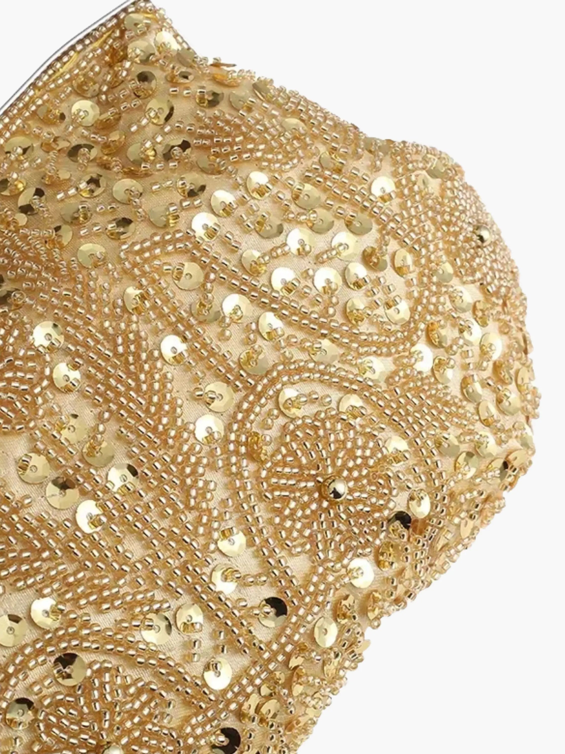 Guld broderet stof med perler og pailletter, detaljeret mønster, luksuriøst design, håndlavet tekstil, elegant og skinnende overflade.