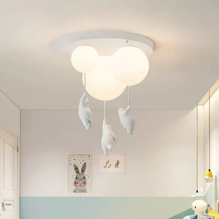 Loftlampe til børneværelse med tre hængende kaniner, moderne design, hvid farve, energibesparende LED, dekorativ belysning, skandinavisk stil.