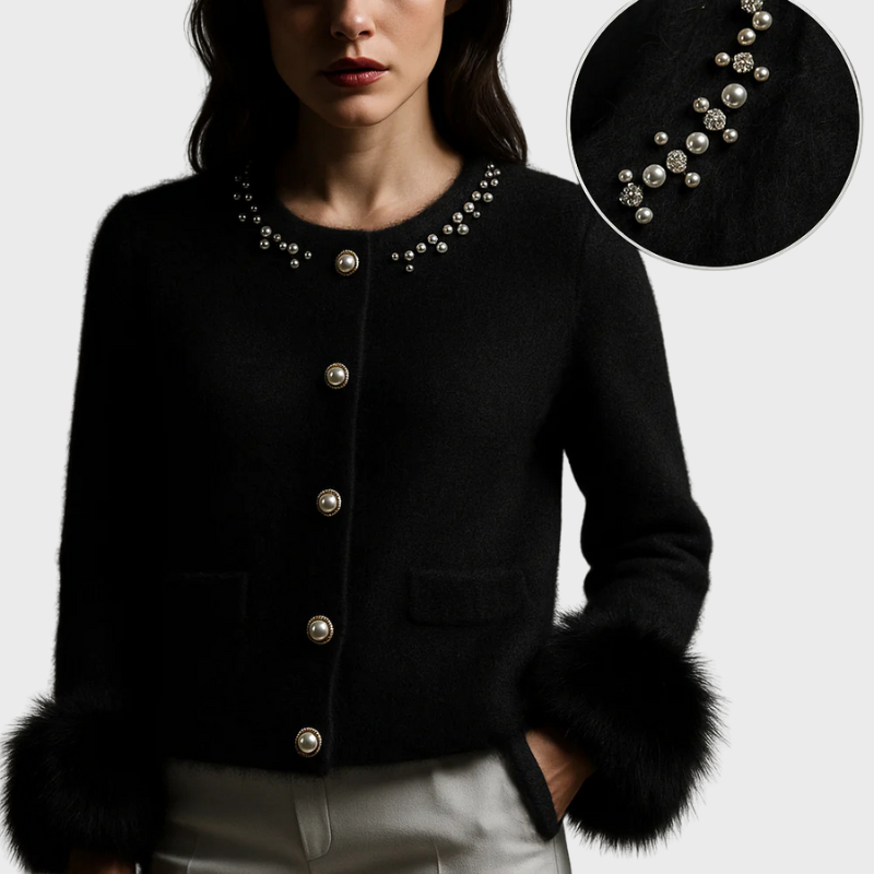 Sort cardigan med perleknapper og pelsmanchetter, elegant design, kvinde i stilfuldt outfit, detalje af perleudsmykning, mode til kvinder.