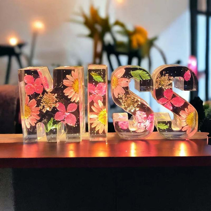 Lâmpada de harpa com flores secas e letra personalizada | Luz noturna LED decorativa