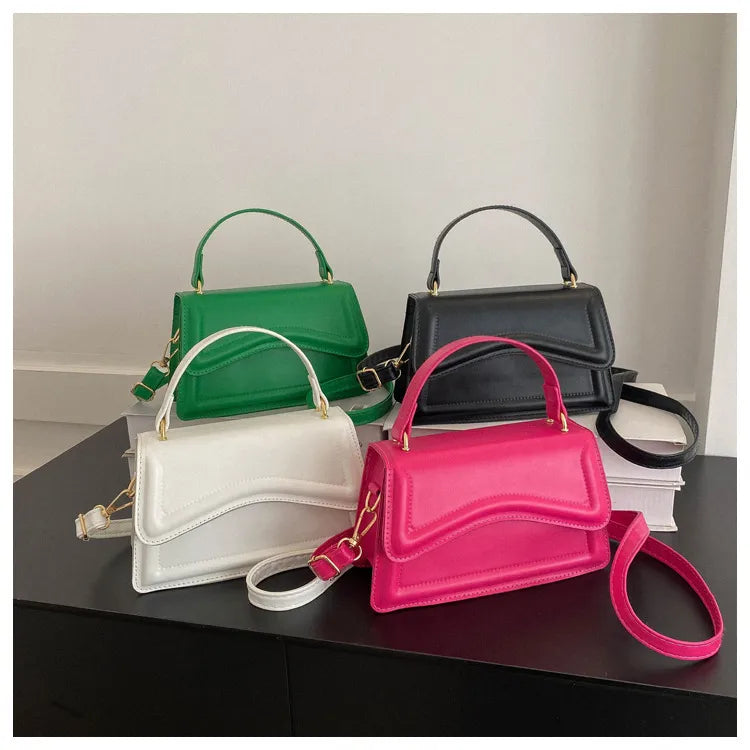 Melissa olkalaukku keinonahasta naisille | Kompakti crossbody-laukku aaltoilevalla läpällä