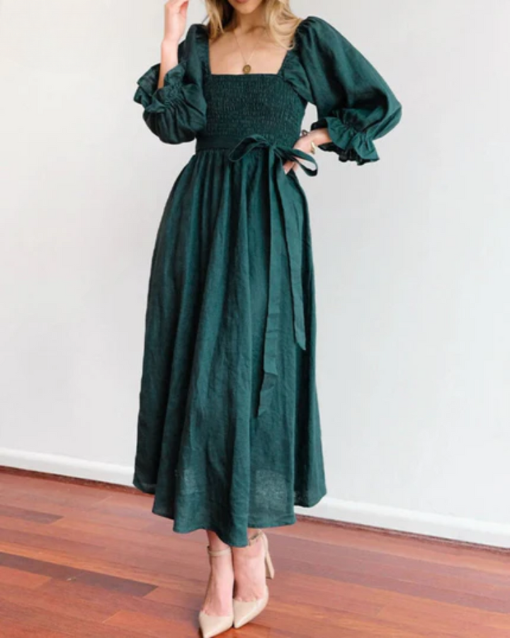 Hurmaava mekko naisille | Tyylikäs leikkaus röyhelöillä | Ilmeikäs look joka tilanteeseen