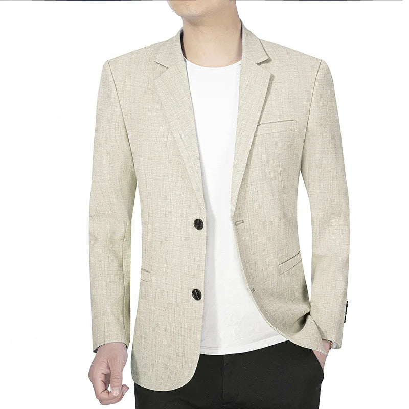 Beige herreblazer med to knapper, klassisk design, bæres over hvid T-shirt. Stilfuld og moderne jakke til formelle og afslappede lejligheder.