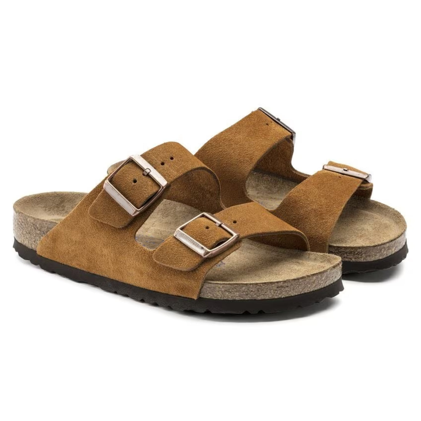 Brune Birkenstock sandaler med to justerbare remme og korksål. Komfortable og stilfulde fodtøj til hverdagsbrug.