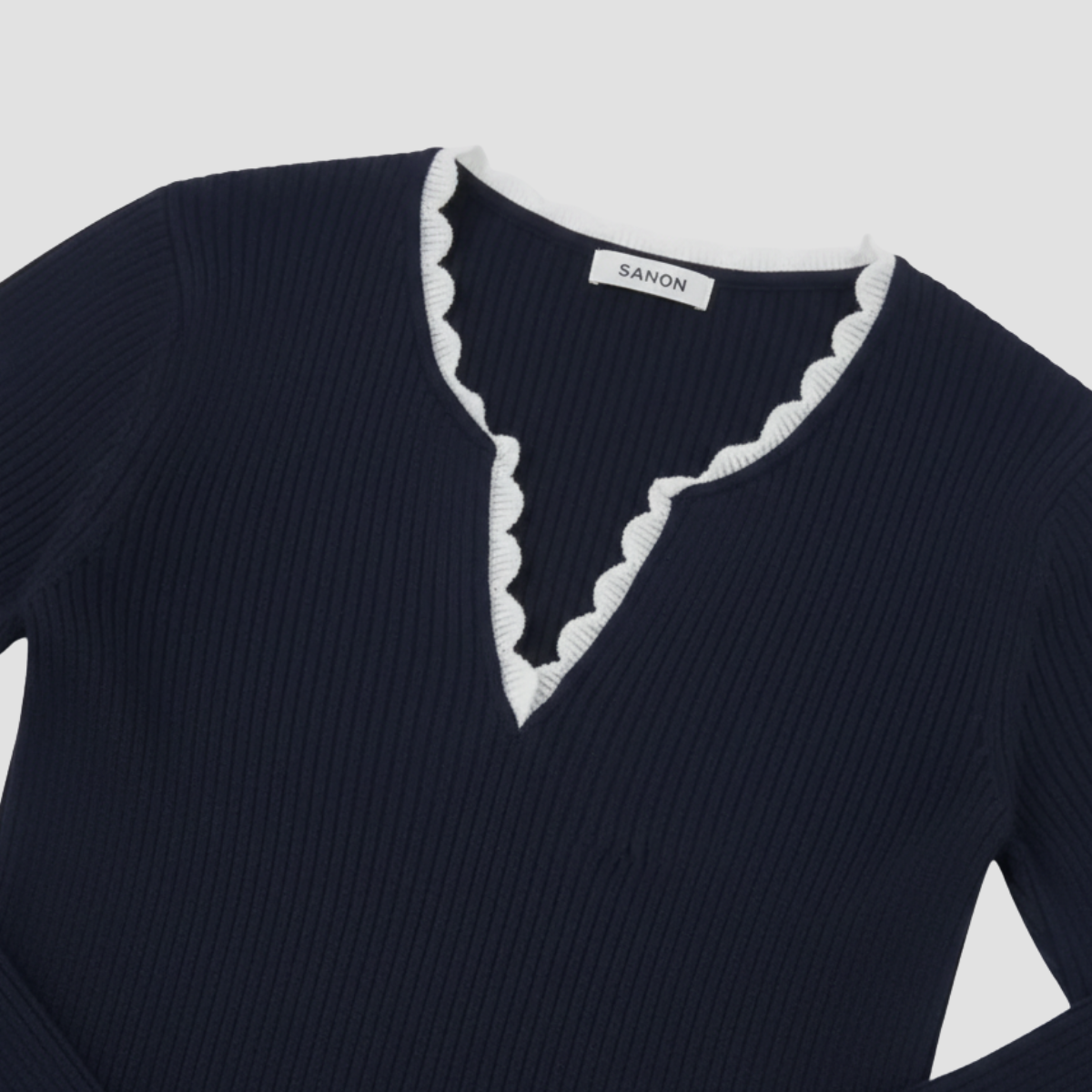 Pull tricoté pour femmes avec bord ondulé et col roulé élégant