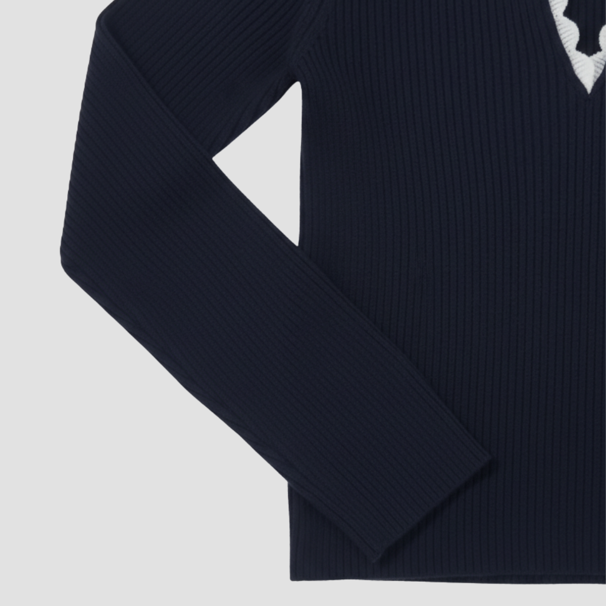 Pull tricoté pour femmes avec bord ondulé et col roulé élégant