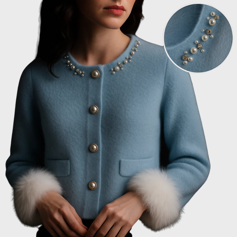 Kvinde i lyseblå jakke med perleknapper og pelsmanchetter. Detaljebillede viser perleudsmykning. Elegant mode, luksusjakke, vintertøj.