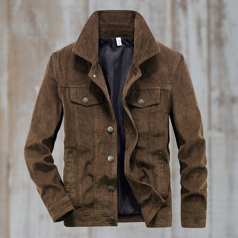 Brun fløjlsjakke til mænd med knapper, to brystlommer og klassisk krave. Perfekt til efterårsmode og casual stil.