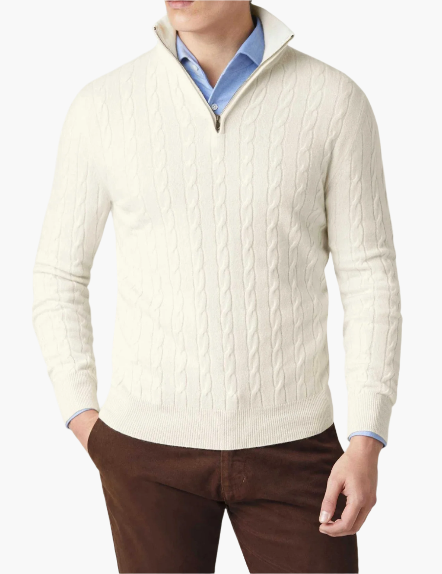 Hvid kabelstriktrøje med lynlås, herremode, elegant design, bæres over lyseblå skjorte, brun bukser, stilfuldt vintertøj, moderne herretøj.