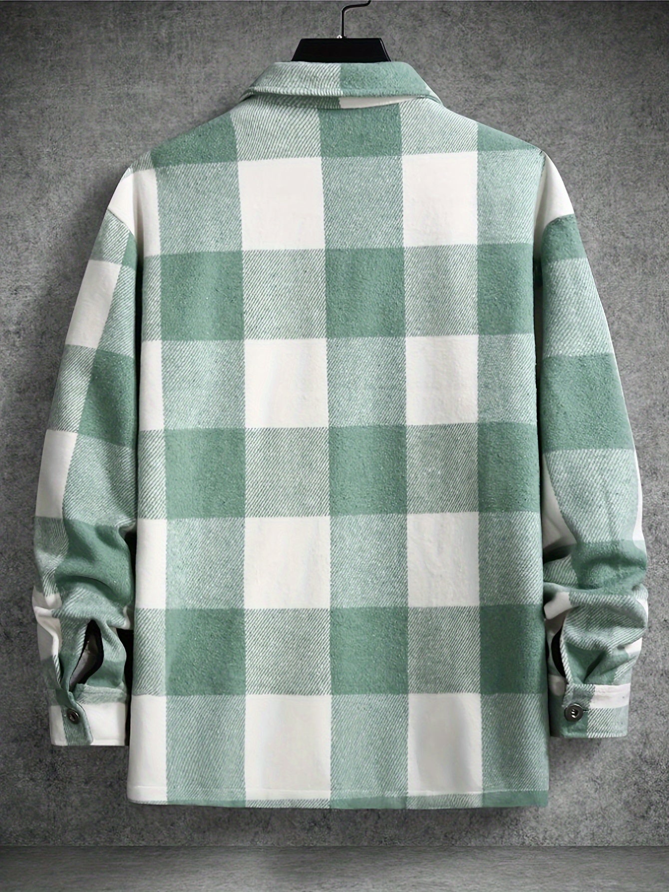 Grøn og hvid ternet flanneljakke på grå baggrund, langærmet med knapper, moderne herremode, casual stil, vintertøj.