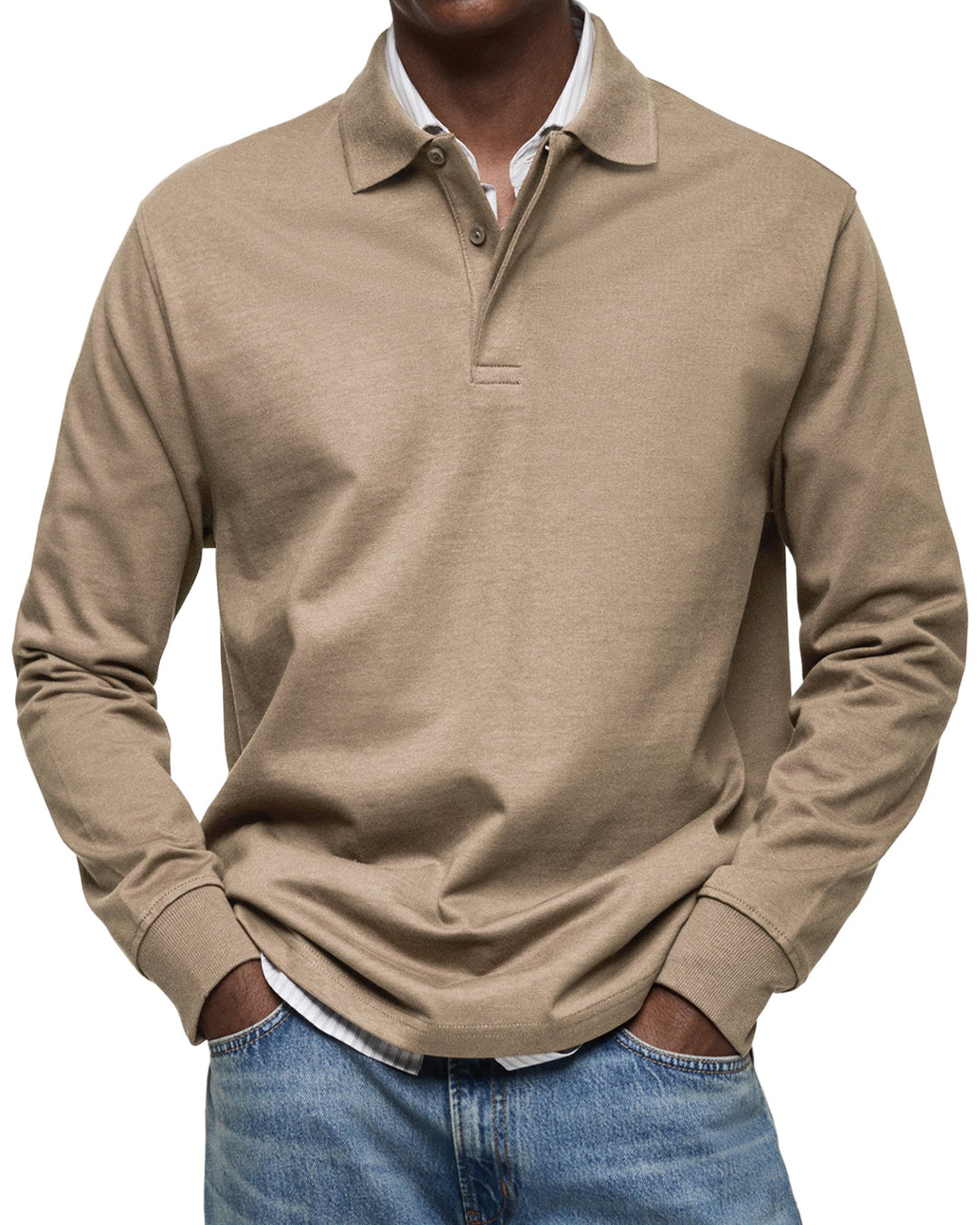 Mand iført beige langærmet polo shirt og blå jeans. Stilfuldt herretøj, afslappet look, moderne mode. Perfekt til hverdagsbrug og casual lejligheder.