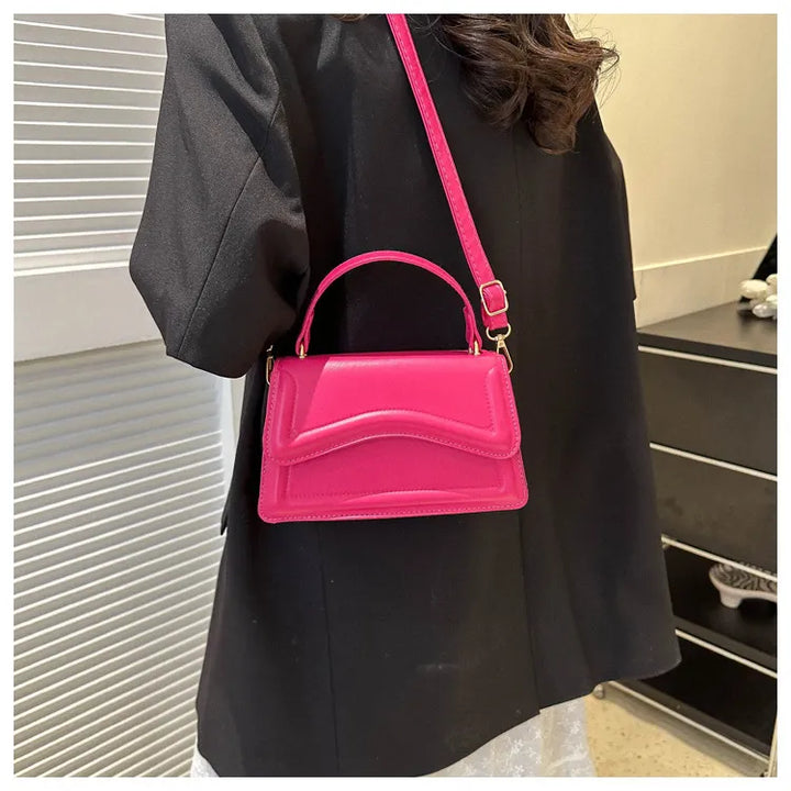 Melissa olkalaukku keinonahasta naisille | Kompakti crossbody-laukku aaltoilevalla läpällä