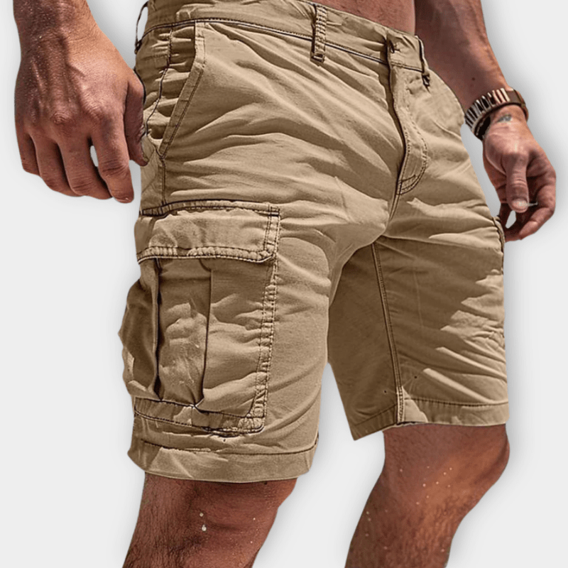 Beige cargoshorts til mænd med lommer, afslappet sommerstil, slidstærkt materiale, perfekt til udendørs aktiviteter og casual brug.