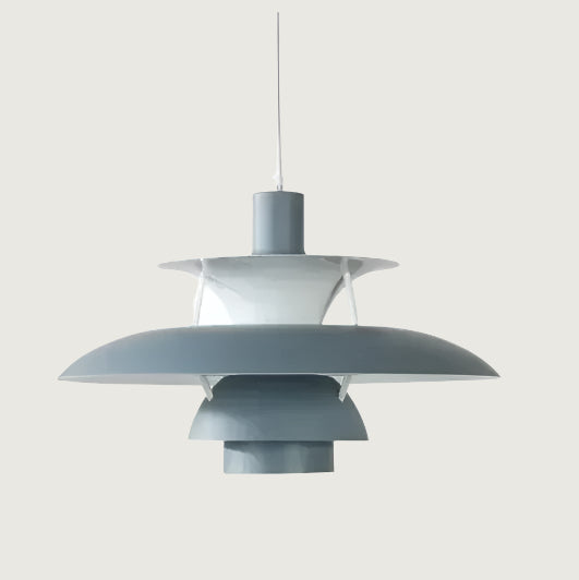 Grå PH-lampe i moderne design, hængende fra loftet. Ikonisk dansk belysning, ideel til stilfuld indretning. Skandinavisk designklassiker.