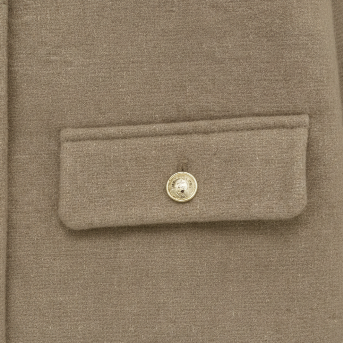 Kort blazer til kvinder med elegante guldknapper og struktureret pasform