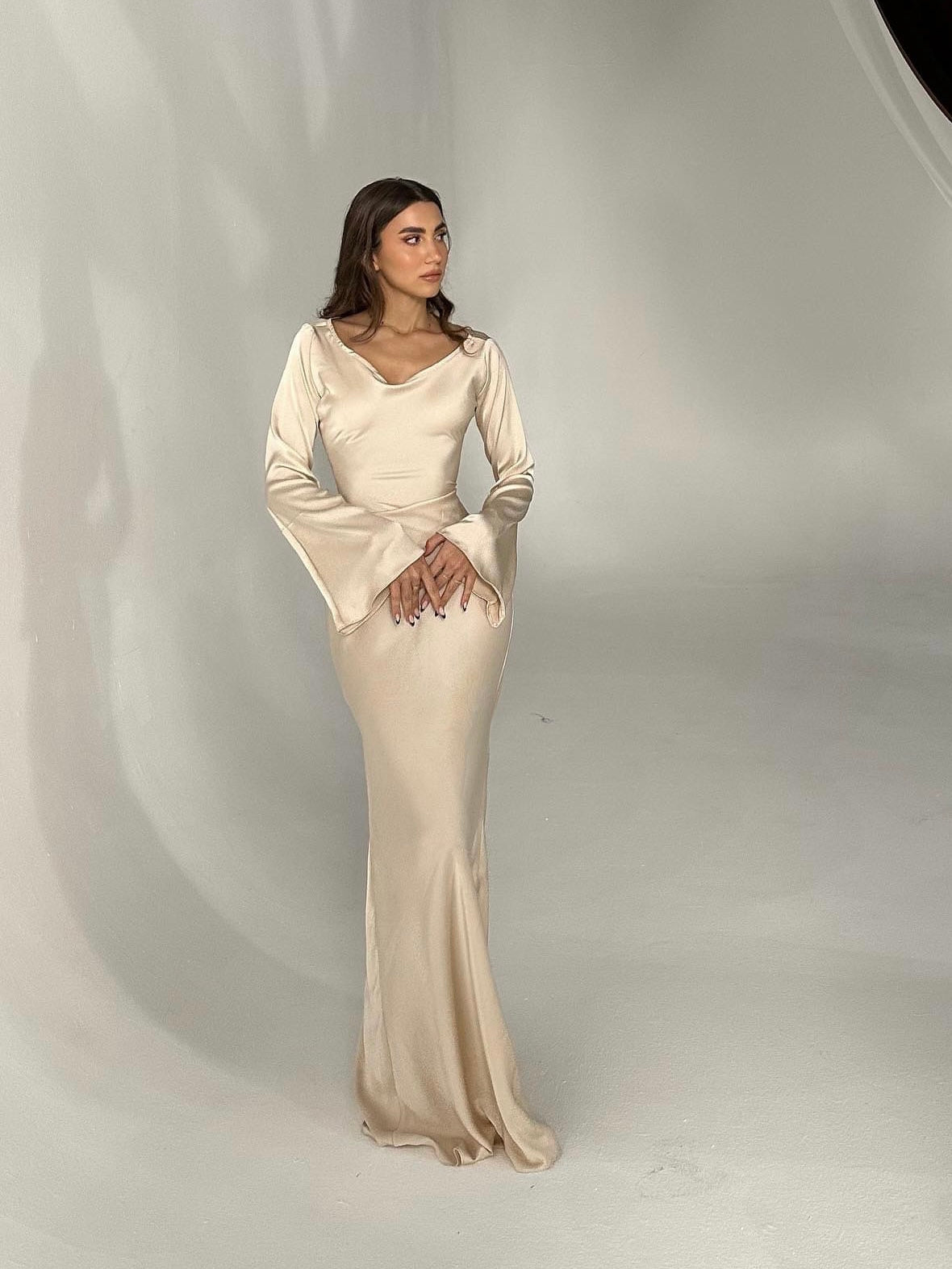 Robe longue en satin pour femmes avec manches évasées et coupe élégante