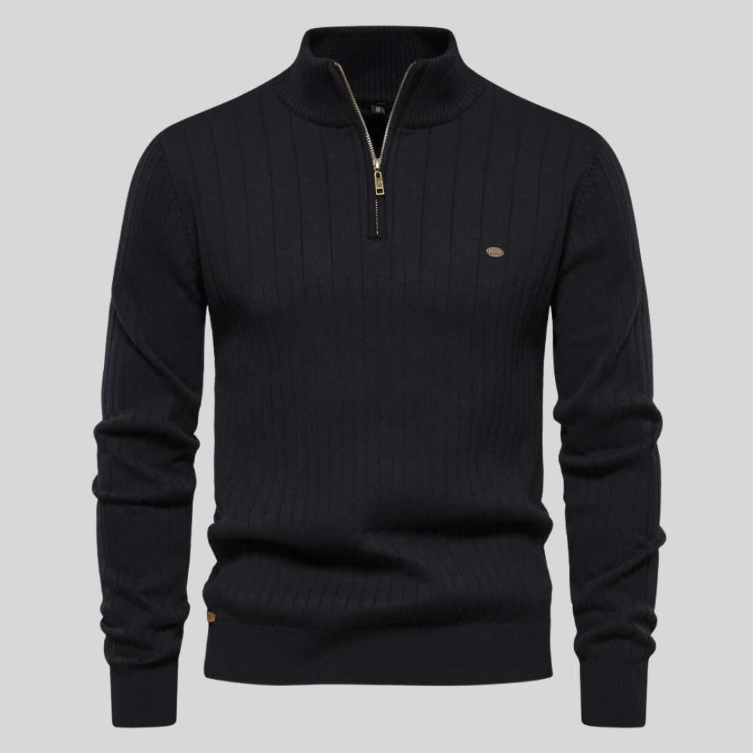 Sort striktrøje med lynlås, ribstrikket design og høj krave. Elegant herresweater, perfekt til vintermode og casual stil.