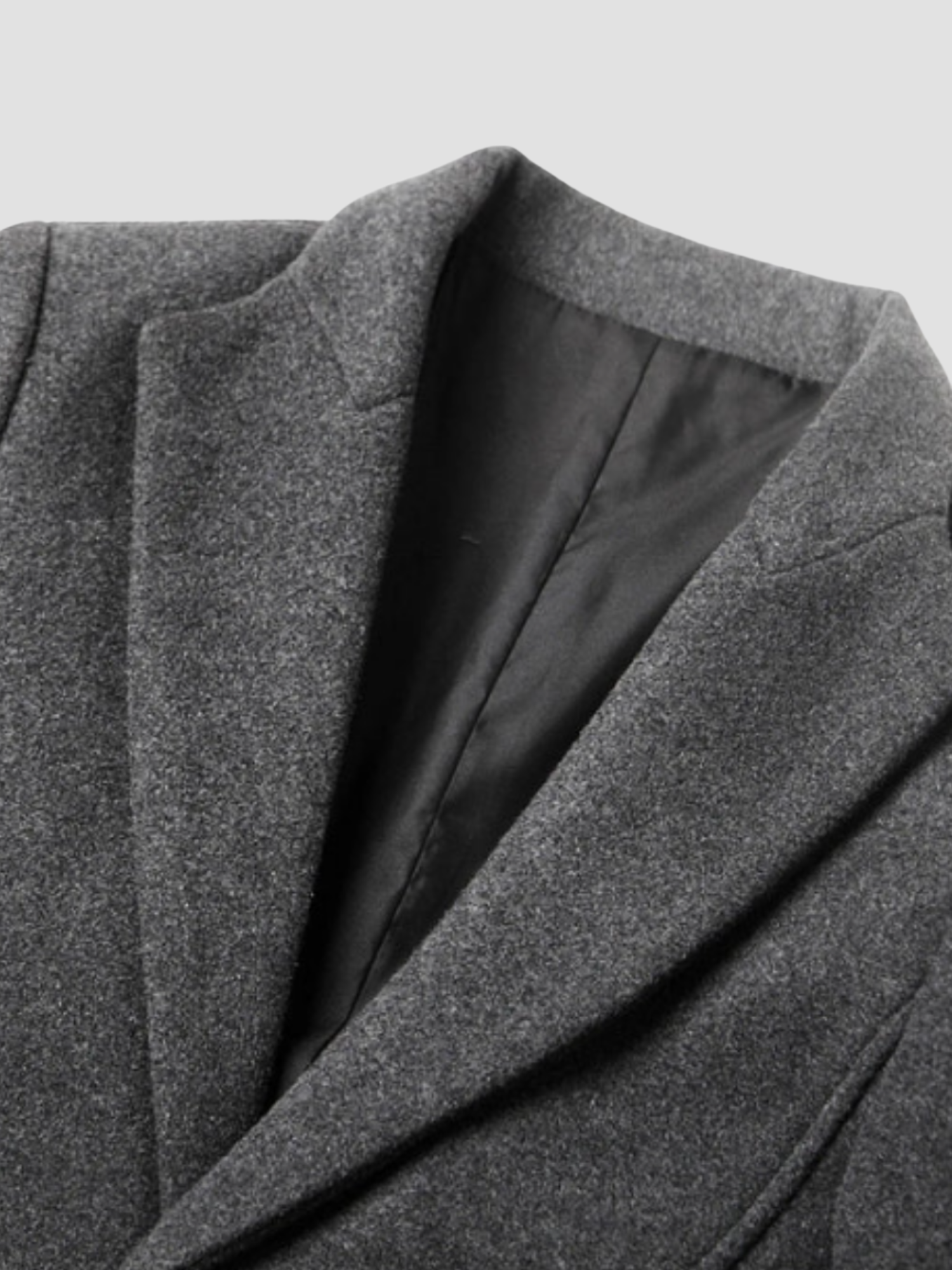 Grå uldfrakke med klassisk revers, elegant design og blød tekstur. Perfekt til vintermode og stilfulde outfits.