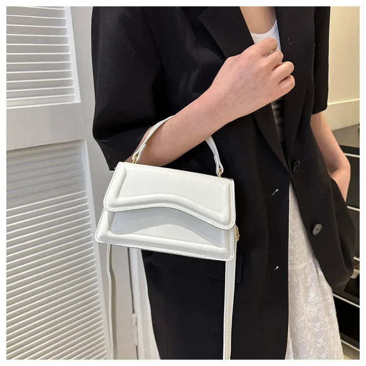 Melissa olkalaukku keinonahasta naisille | Kompakti crossbody-laukku aaltoilevalla läpällä