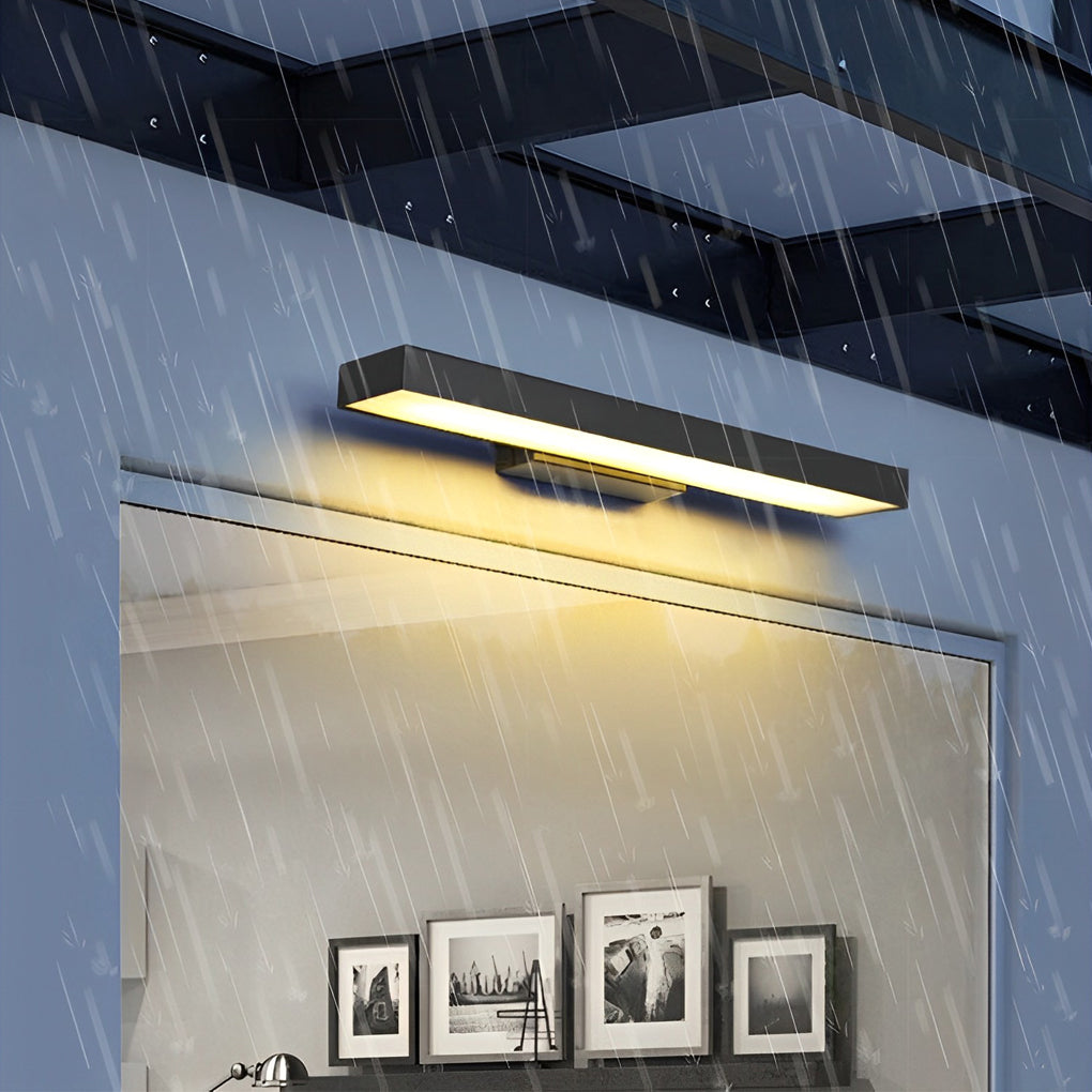 Moderne udendørs væglampe i regnvejr, monteret over vindue. Stilfuld belysning til facade, vejrbestandig design, energibesparende LED.