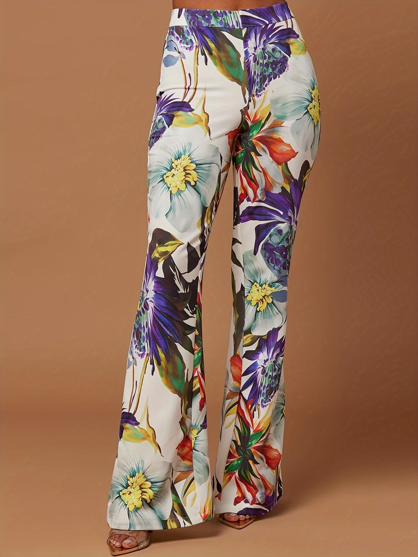 Bukser med blomsterprint i farverig, tropisk stil på brun baggrund. Perfekt til sommermode og trendy outfits. Flared design for et moderne look.