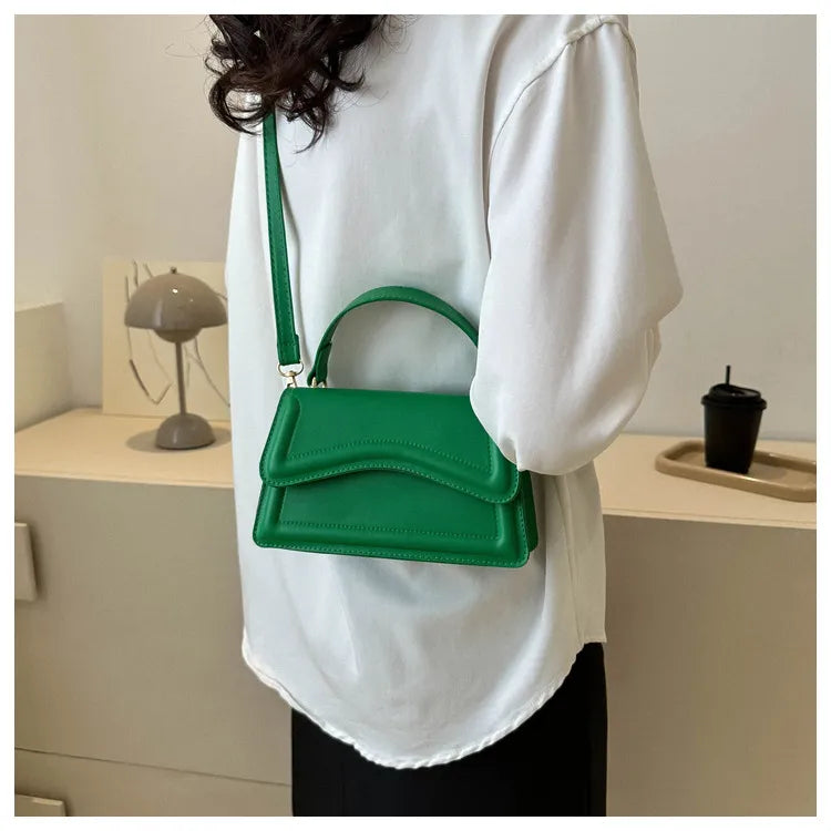 Melissa olkalaukku keinonahasta naisille | Kompakti crossbody-laukku aaltoilevalla läpällä
