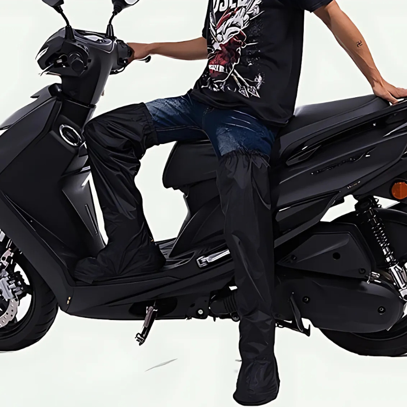 Mand iført regnbukser på sort scooter, moderne design, motorcykeludstyr, urban transport, regntøj til motorcyklister, praktisk og stilfuldt.