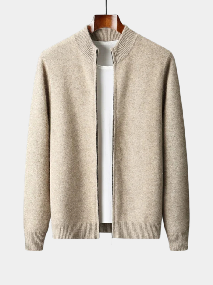 Beige cardigan i uld med lynlås, rund hals og ribkanter, hængende på træbøjle. Perfekt til herremode, efterårsstil og casual outfits.