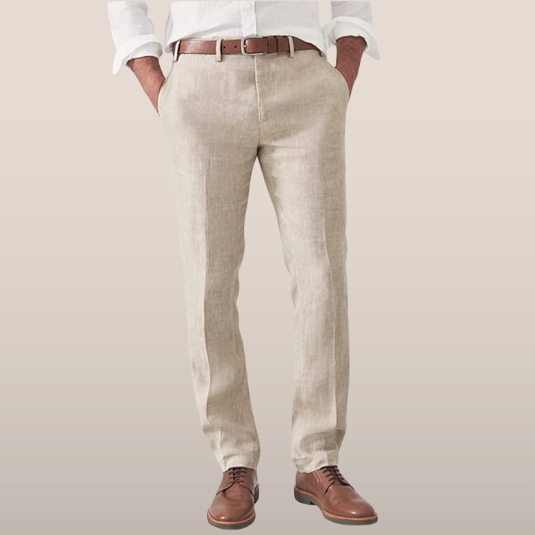 Beige hørbukser til mænd, kombineret med brun bælte og brune lædersko. Perfekt til sommermode og casual stil.