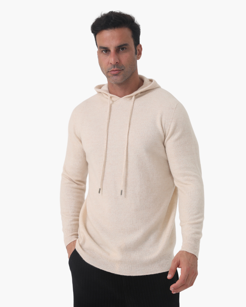 Beige hættetrøje til mænd, blød strik, lange ærmer, casual stil. Perfekt til efterår og vinter. Komfortabelt og stilfuldt valg til hverdagsbrug.