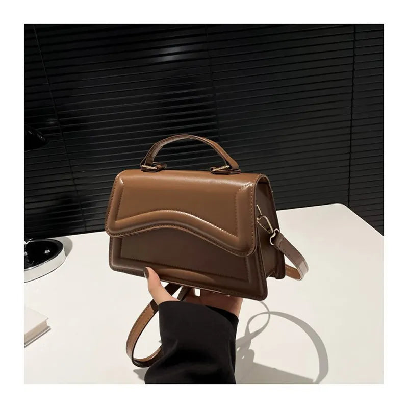 Melissa olkalaukku keinonahasta naisille | Kompakti crossbody-laukku aaltoilevalla läpällä