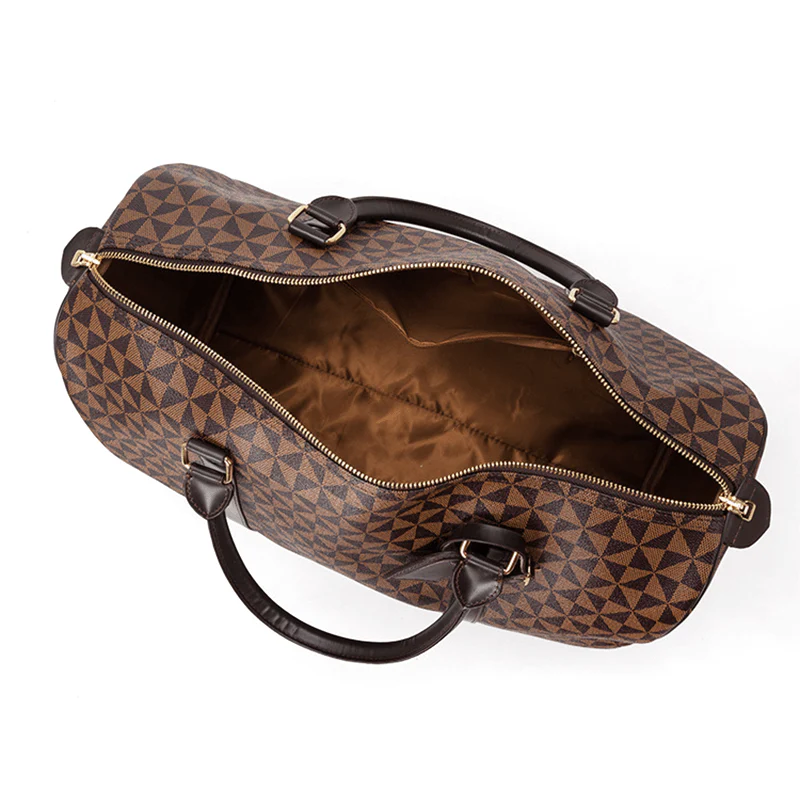 Brun rejsetaske med trekantet mønster, lynlås og sorte håndtag. Stilfuld og rummelig weekendtaske til rejser og opbevaring.
