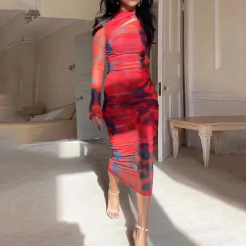 Kvinde i rød og sort mønstret kjole, går i solbelyst rum. Moderne mode, elegant design, stilfuldt tøj, trendy kjole, indendørs belysning.