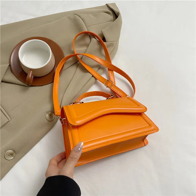 Melissa olkalaukku keinonahasta naisille | Kompakti crossbody-laukku aaltoilevalla läpällä