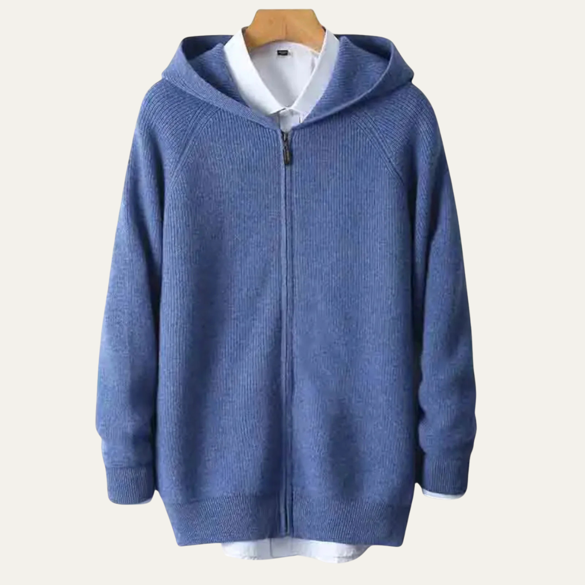 Blå hættetrøje med lynlås og hvid skjorte, herremode, afslappet stil, komfortabelt tøj, moderne design, perfekt til hverdagsbrug.