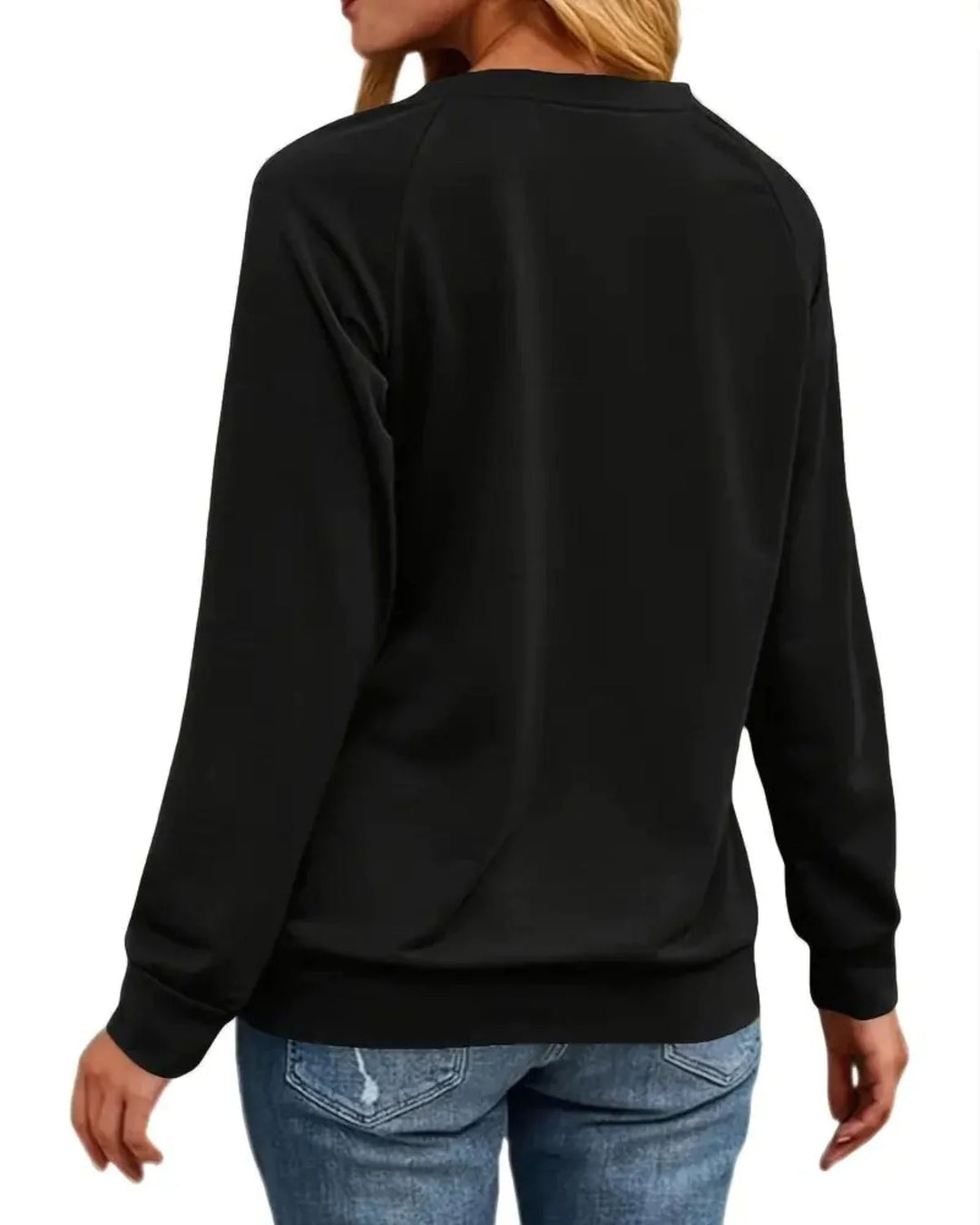 Kvinde iført sort sweatshirt og blå jeans set bagfra. Komfortabelt og stilfuldt tøj til hverdagsbrug. Perfekt til afslappet mode.