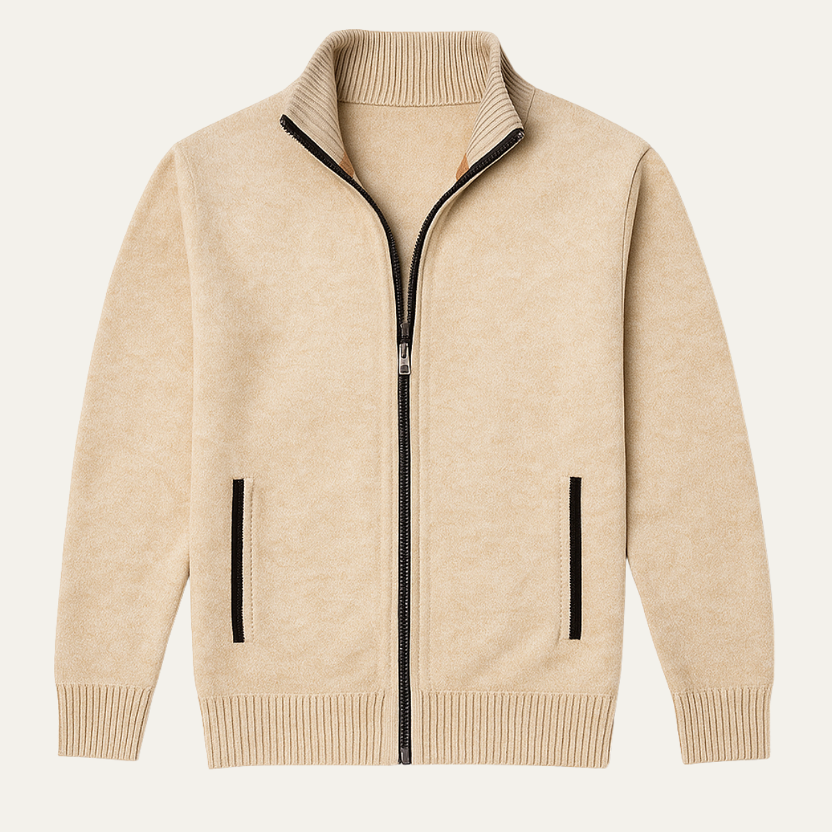 Beige cardigan med lynlås, ribstrikket krave og manchetter, sorte kantdetaljer ved lommer. Perfekt til efterårsmode og casual stil.