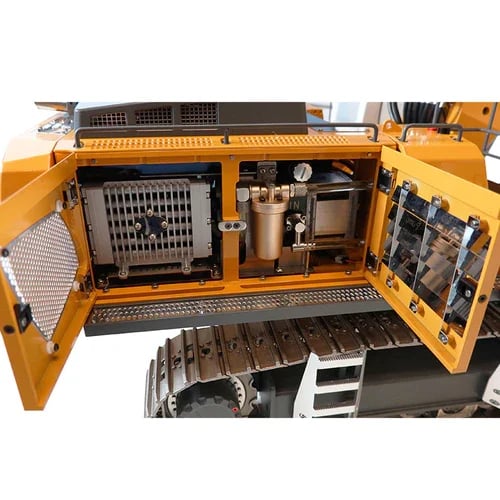 Gul gravemaskine motorsektion med åbne paneler, viser detaljeret indre mekanik og komponenter. Byggeudstyr, entreprenørmaskine, motorvedligeholdelse.