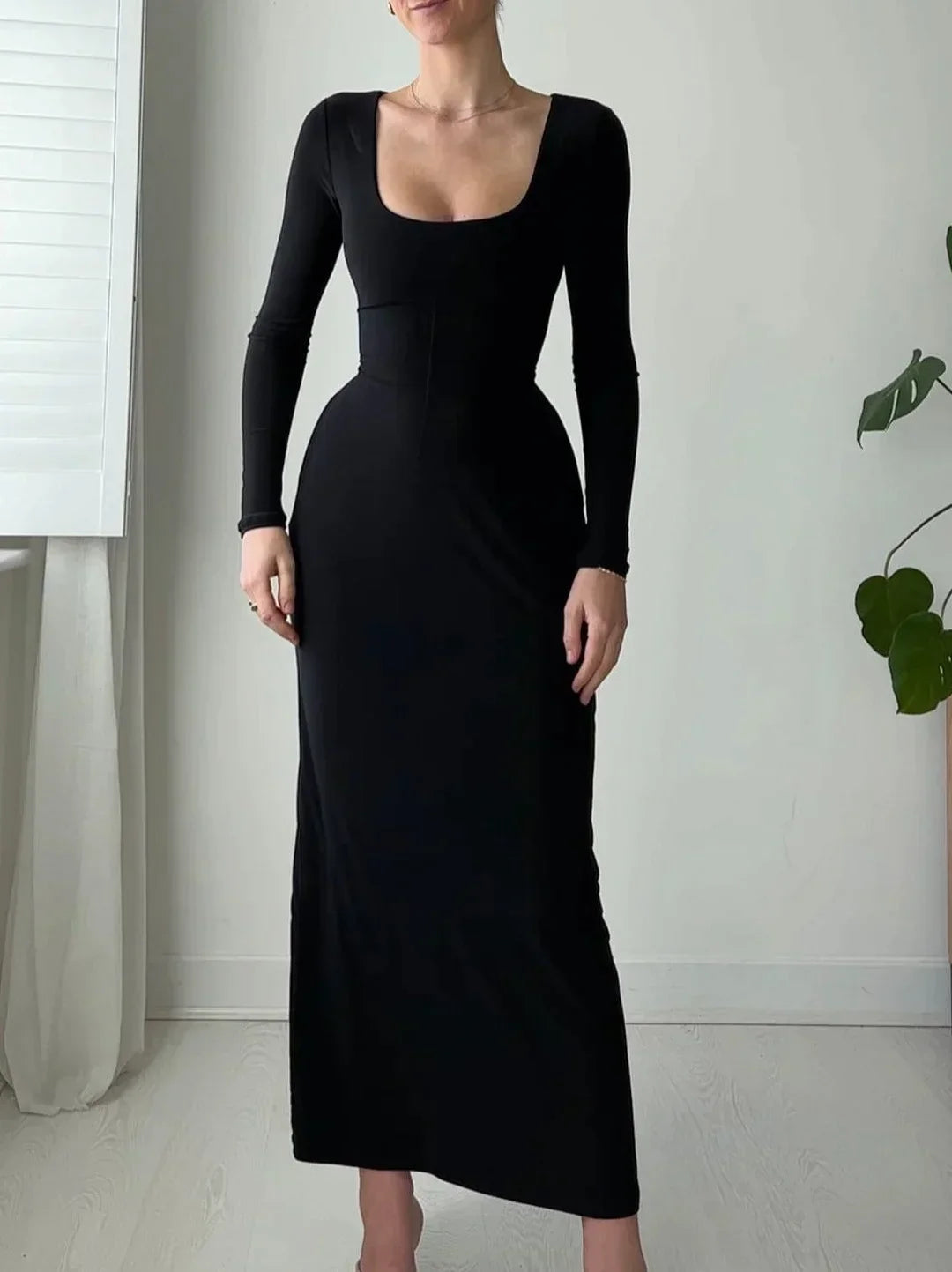 Mireille | Elegant bodycon-mekko nauhoilla ja veistoksellisella efektillä