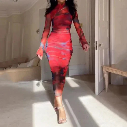 Kvinde i rød, tætsiddende kjole med lange ærmer går i solbelyst rum. Moderne mode, elegant design, stilfuldt outfit, trendy kjole.