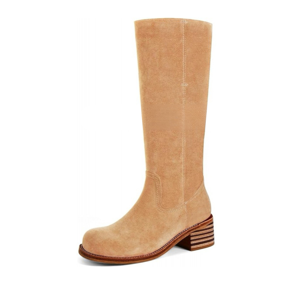 Beige knæhøj støvle i ruskind med blokhæl og rund tå. Stilfuldt fodtøj til kvinder, perfekt til efterår og vintermode.