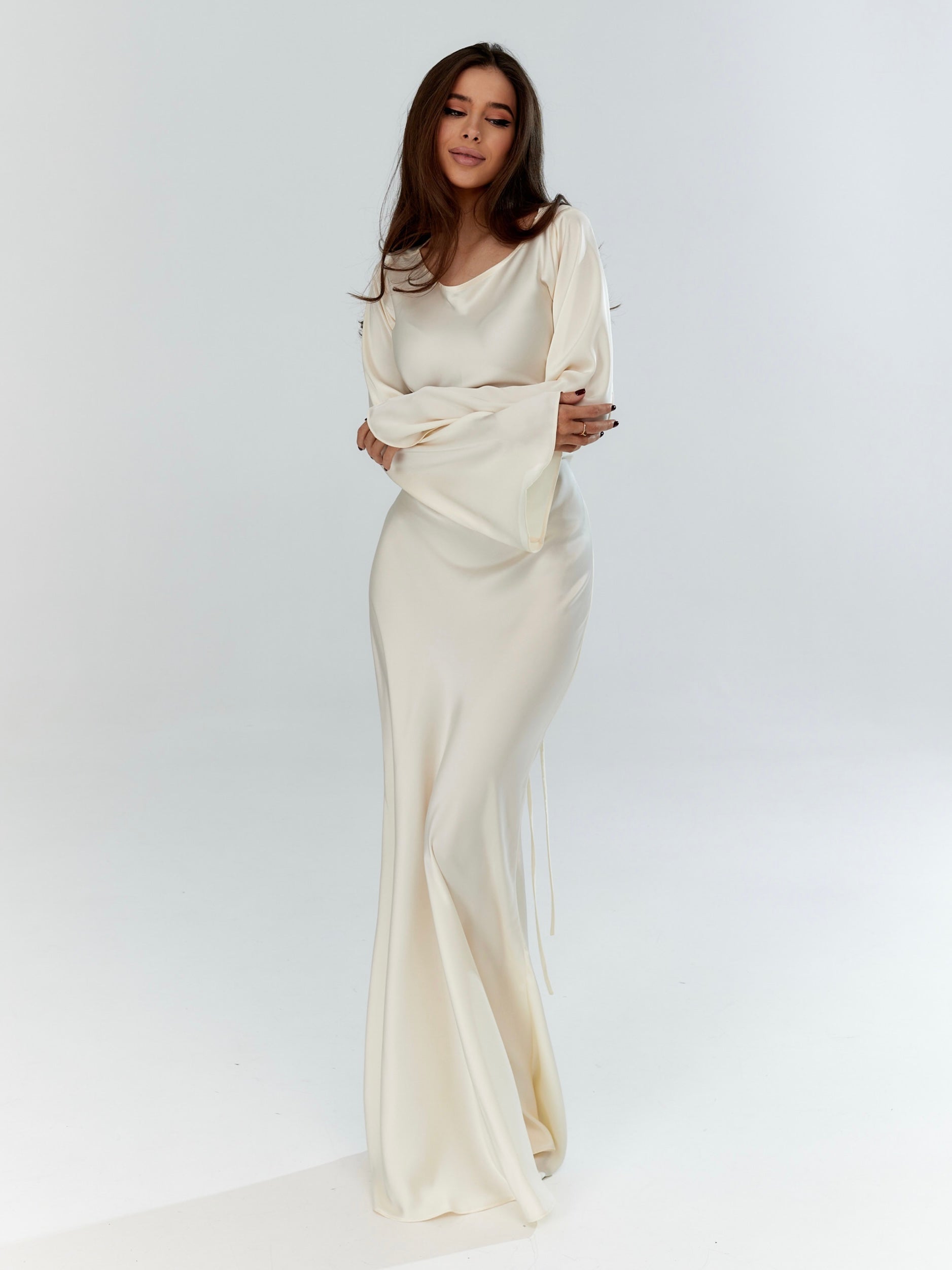 Robe longue en satin pour femmes avec manches évasées et coupe élégante