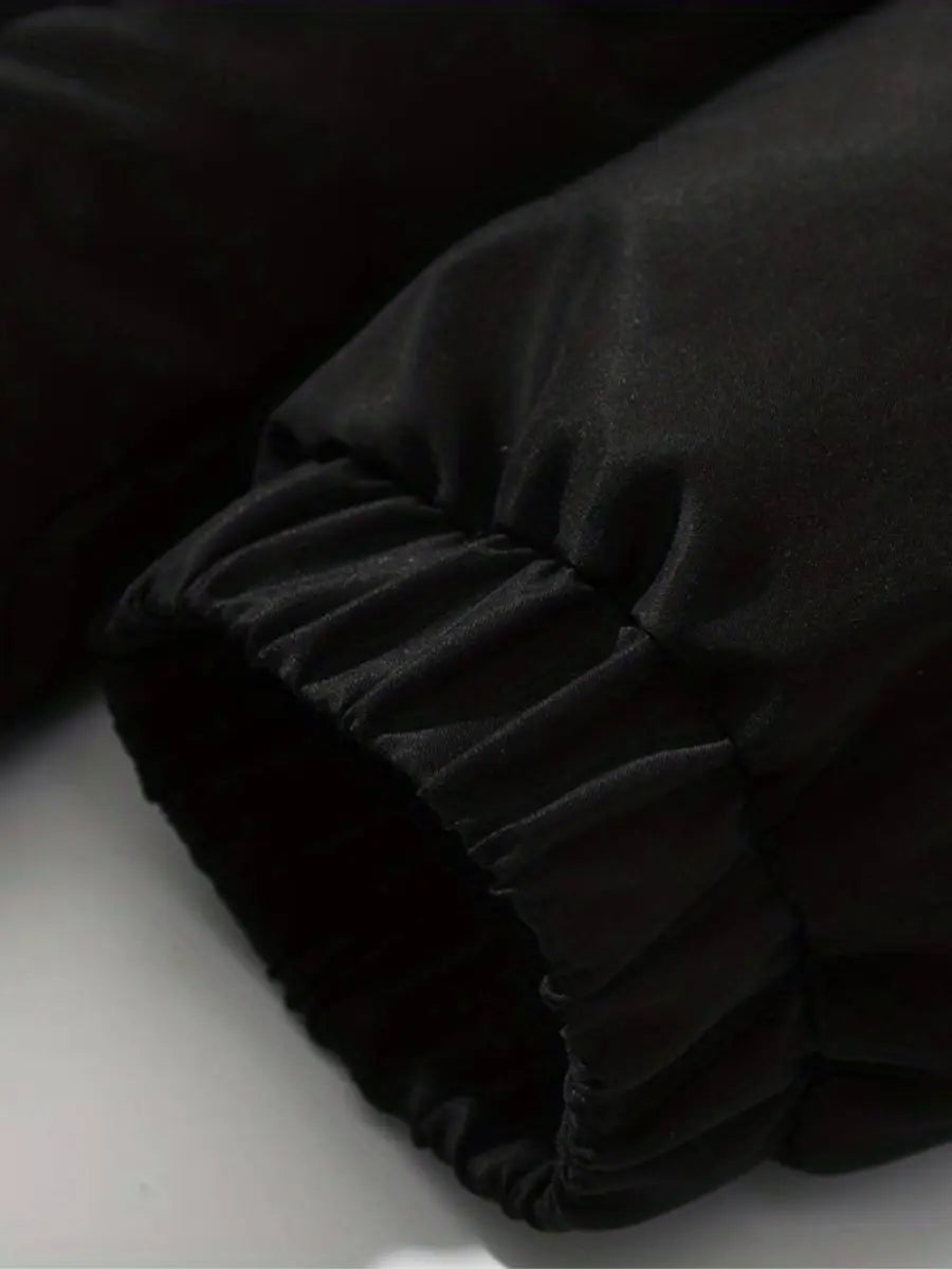 Sort jakkeærme med elastisk manchet, fremstillet af vandafvisende materiale. Perfekt til vinterbrug. Ideel til udendørs aktiviteter og mode.