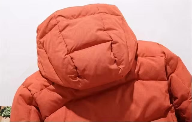 Rød vinterjakke med hætte, polstret design, varm og stilfuld. Perfekt til kolde vejrforhold. Ideel til både mænd og kvinder.