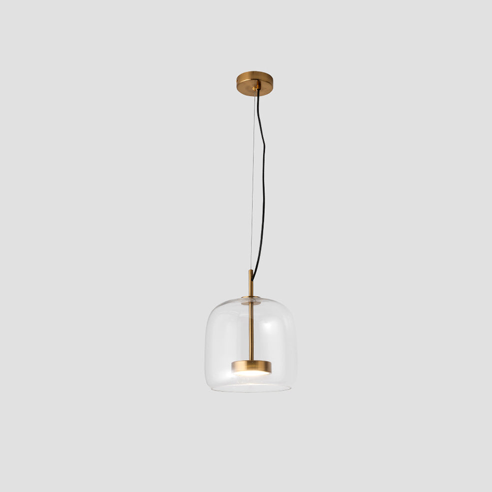 Moderne pendellampe i glas og messing, minimalistisk design, hænger fra loftet. Ideel til stilfuld belysning i stue eller køkken.