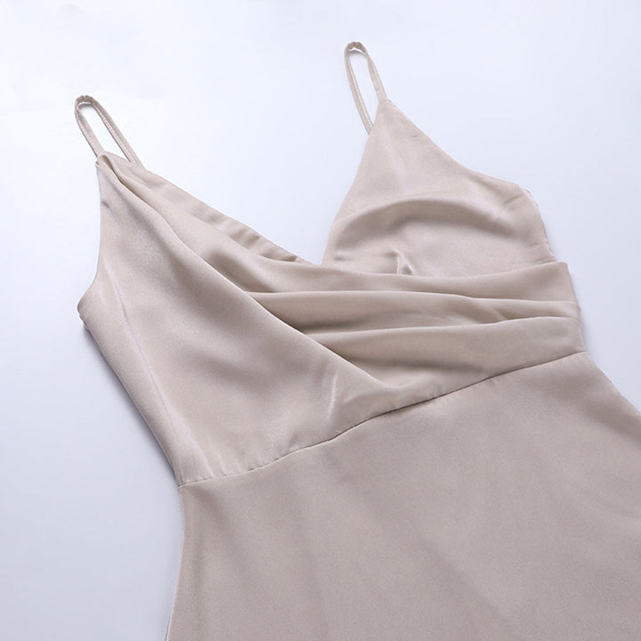 Satiini maximekko kietaisumallilla ja halkiolla | Eleganssia ja sensuaalisuutta | Juhlakelpoinen tyyli