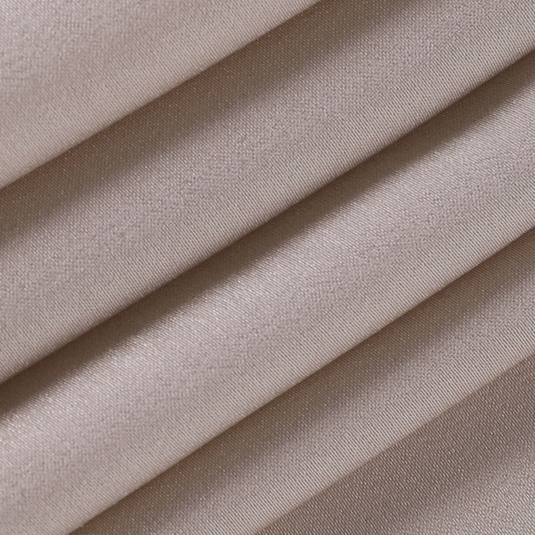 Satiini maximekko kietaisumallilla ja halkiolla | Eleganssia ja sensuaalisuutta | Juhlakelpoinen tyyli
