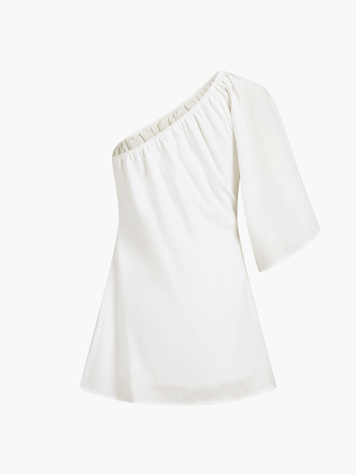 Hvid asymmetrisk off-shoulder bluse med én ærme, elegant design, moderne kvindemode, perfekt til sommer og festlige lejligheder.