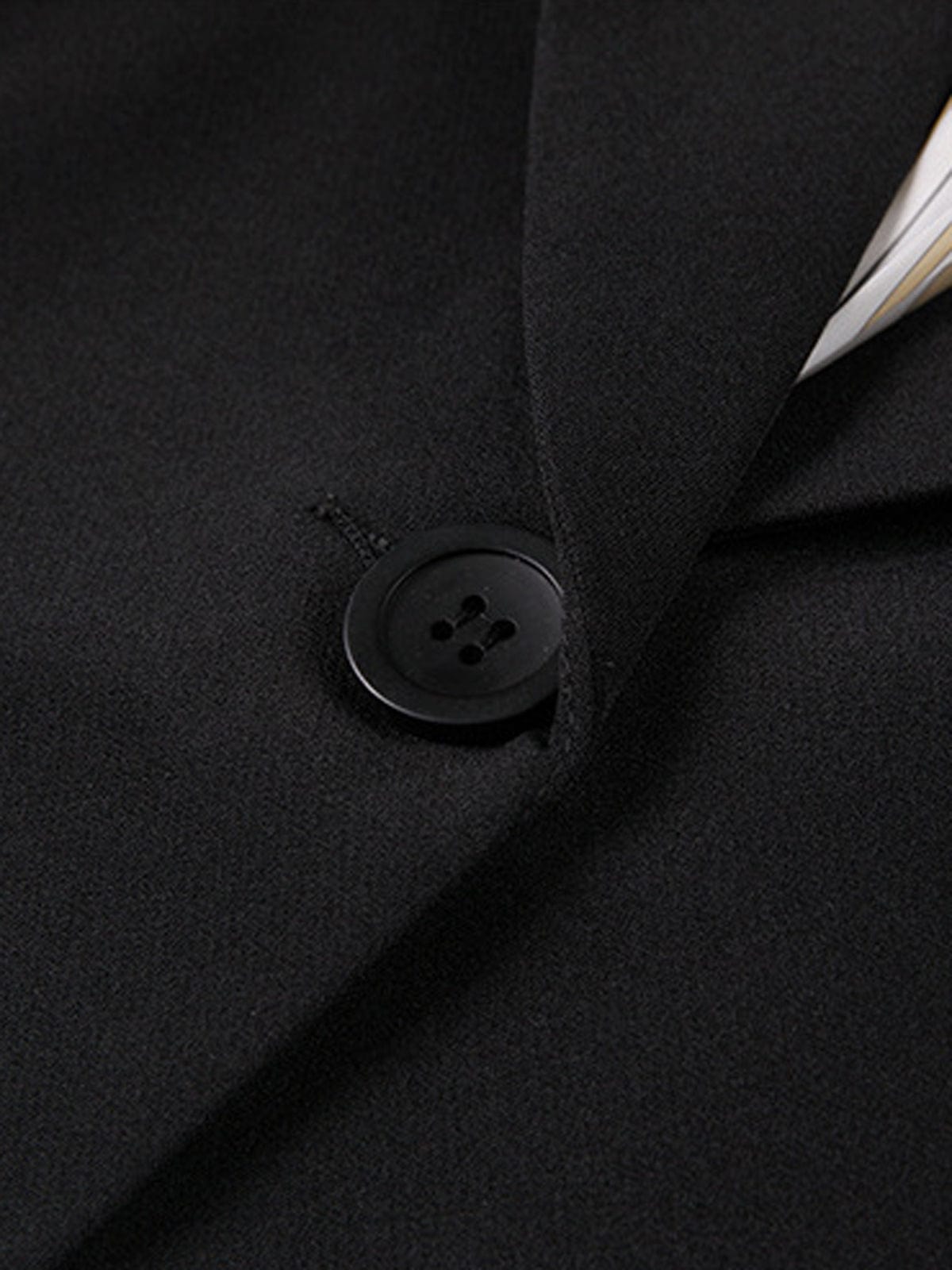 Sort jakkesæt med knapdetalje, elegant design, herremode, klassisk stil, skræddersyet pasform, kvalitetsstof, formelt tøj, moderne herrebeklædning.